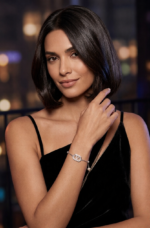 ⁦Valentino Garavani VLogo Signature Bracelet in Metal, Pearls, and Crystals⁩ - الصورة ⁦5⁩