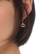 ⁦Valentino Garavani Gold-Tone Ovalette Swarovski Earrings⁩ - الصورة ⁦3⁩